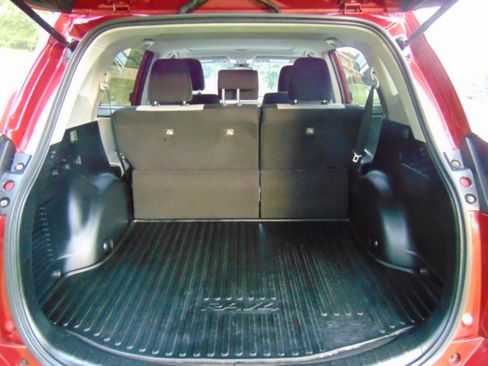 Used 2018 Toyota RAV4 XLE w/ Plus Extra Value Package FWD image 5