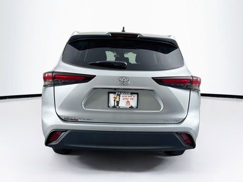 Used 2024 Toyota Highlander LE AWD/4WD image 8