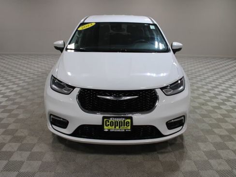 Used 2023 Chrysler Pacifica Touring-L image 6