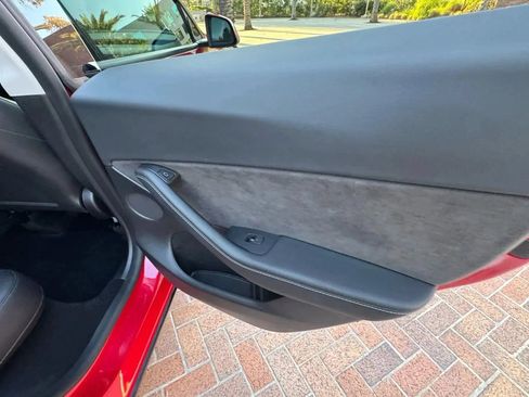 Used 2022 Tesla Model Y Long Range AWD/4WD image 25