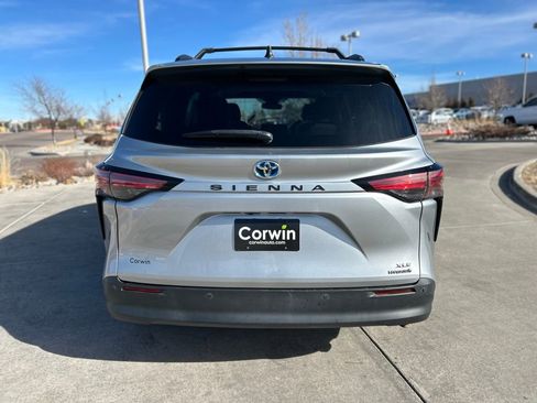 Used 2022 Toyota Sienna XLE image 7