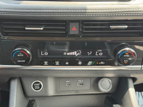 Used 2022 Nissan Rogue SV FWD image 24