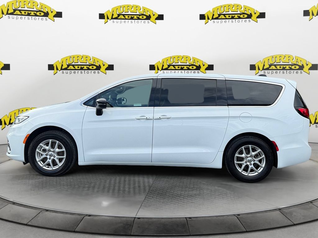 Used 2025 Chrysler Pacifica Select FWD image 2