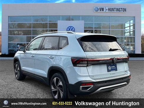 Certified 2025 Volkswagen Taos SE w/ Panoramic Sunroof Package image 6