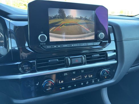 Used 2025 Nissan Pathfinder SV image 32