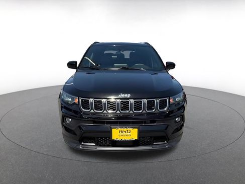 Used 2025 Jeep Compass Latitude AWD/4WD image 4