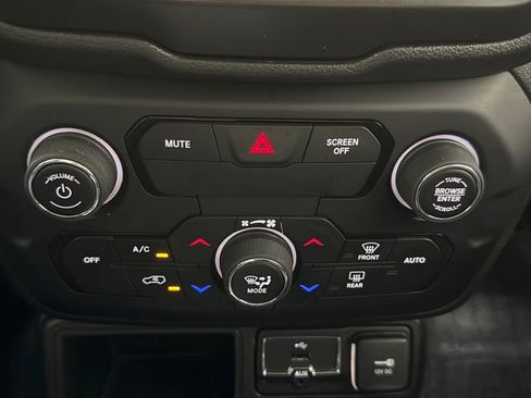 Used 2020 Jeep Renegade Latitude FWD image 19