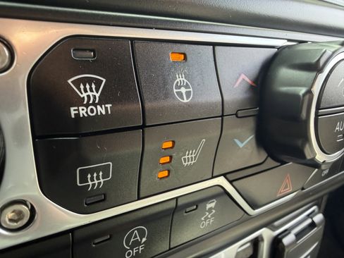 Used 2022 Jeep Wrangler Unlimited Sahara image 39