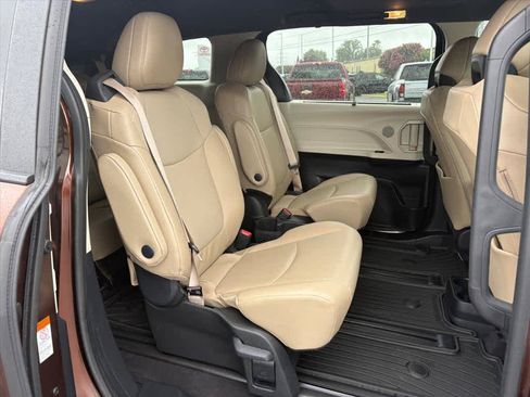 Used 2024 Toyota Sienna XLE FWD image 6