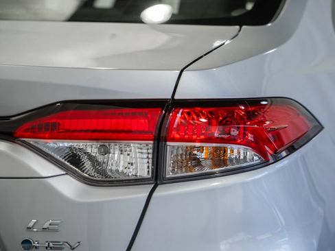 Used 2025 Toyota Corolla LE w/ LE Premium Package FWD image 5