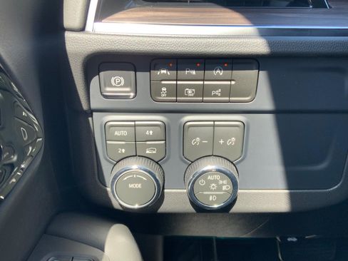 New 2026 Chevrolet Suburban LT w/ Comfort Package AWD/4WD image 29