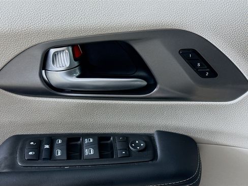 Used 2023 Chrysler Pacifica Touring-L FWD image 20