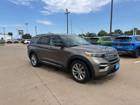 Used 2021 Ford Explorer Limited w/ Equipment Group 301A RWD image 2
