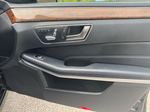 Used 2014 Mercedes-Benz E 350 4dr Sdn E 350 Luxury 4MATIC image 19