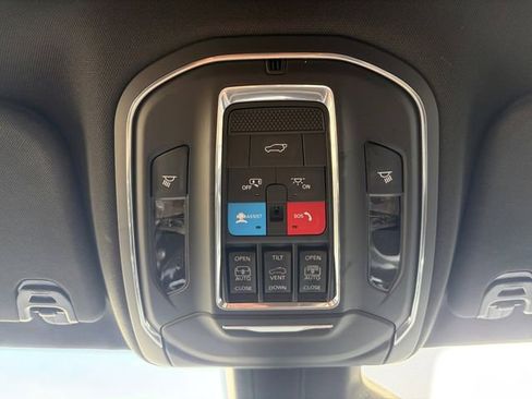 Used 2023 Jeep Wagoneer 4WD w/ Premium Group I image 12
