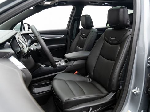 New 2025 Cadillac XT6 Luxury image 9