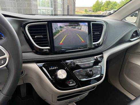 Used 2024 Chrysler Pacifica Limited FWD image 24