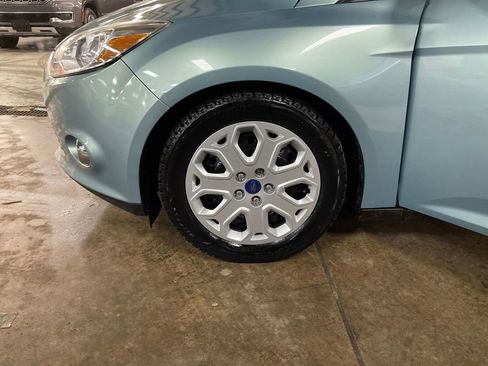 Used 2012 Ford Focus SE w/ SE Winter Pkg image 23