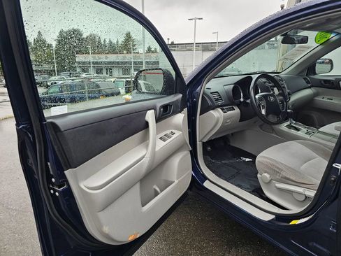 Used 2013 Toyota Highlander Plus w/ Cold Weather Pkg image 23