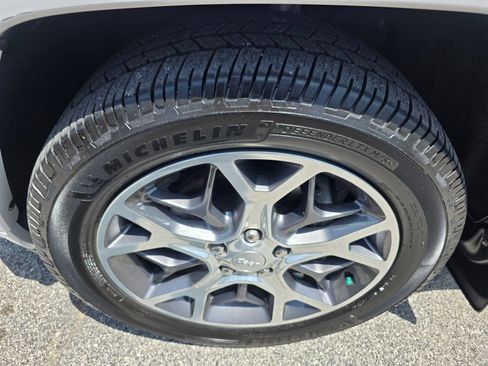 Used 2019 Jeep Grand Cherokee Overland RWD image 13