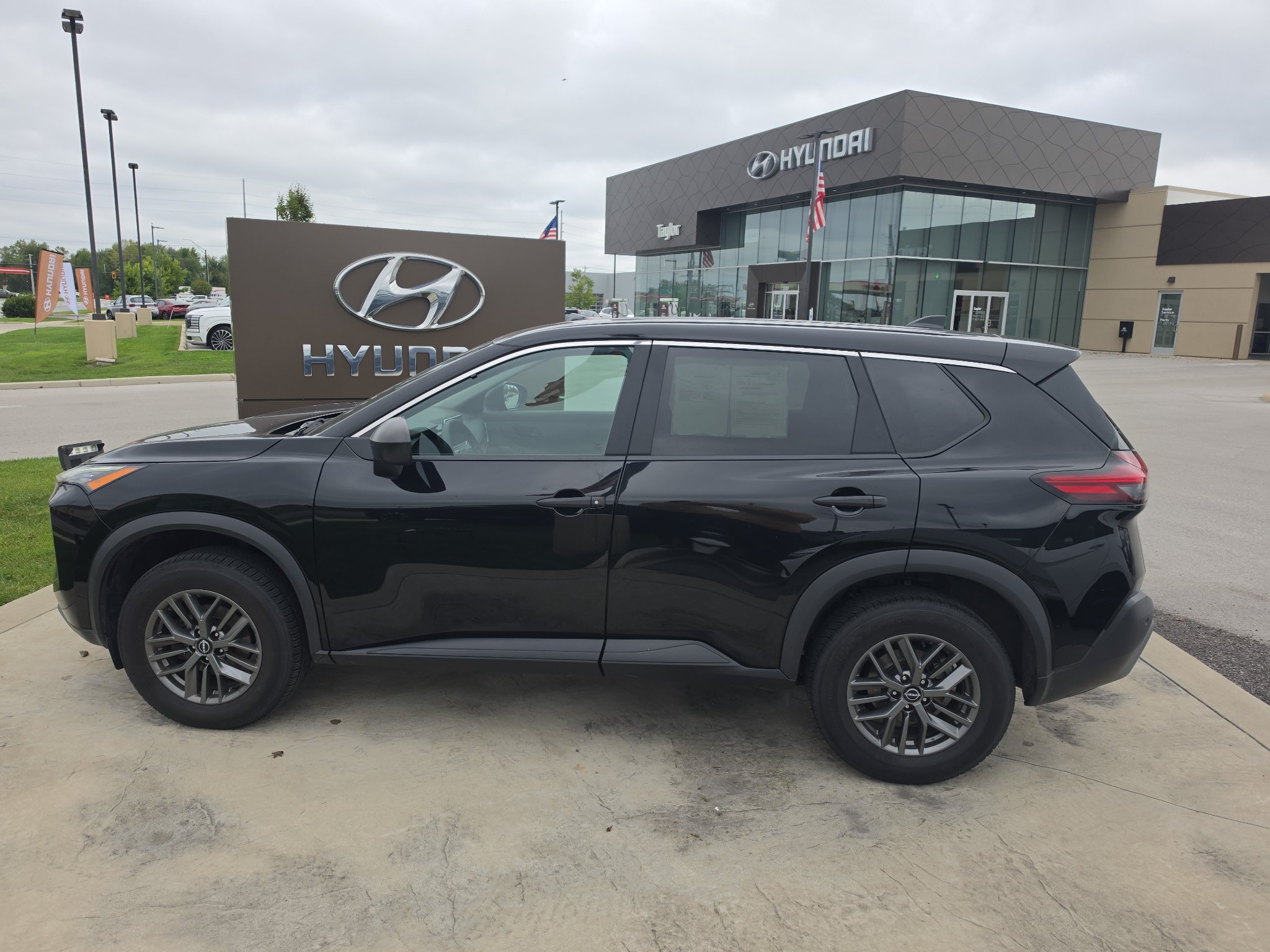 Used 2023 Nissan Rogue S FWD image 8