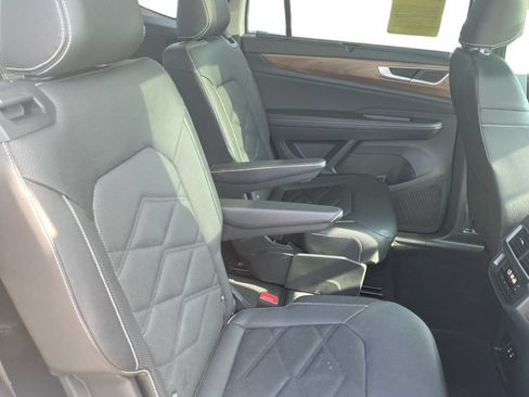Used 2025 Volkswagen Atlas SE AWD/4WD image 18