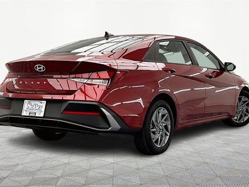 Used 2024 Hyundai Elantra SEL image 2