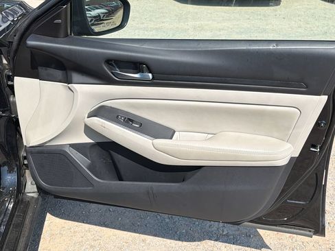 Used 2025 Nissan Altima 2.5 SV FWD image 13