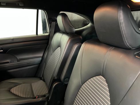 Used 2025 Toyota Highlander XSE AWD/4WD image 21