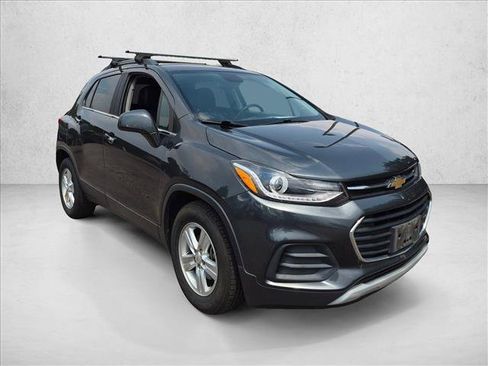Used 2017 Chevrolet Trax LT w/ LT Convenience Package FWD image 3