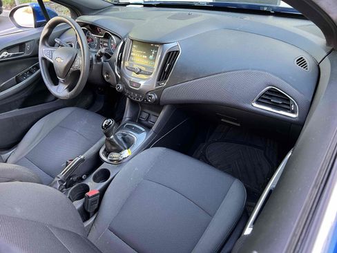 Used 2017 Chevrolet Cruze LT w/ Convenience Package FWD image 4