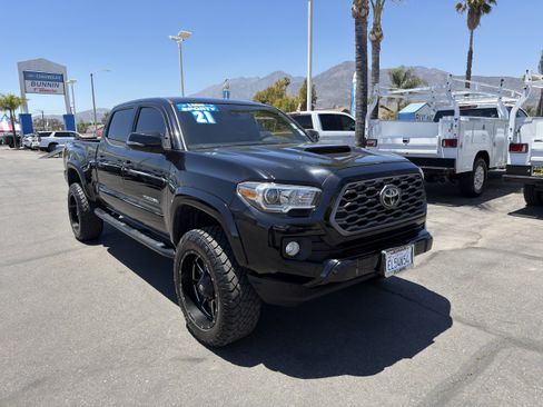 Used 2021 Toyota Tacoma TRD Sport w/ Technology Package RWD image 2