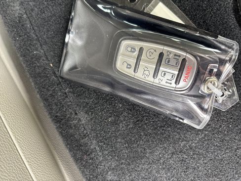 Used 2023 Chrysler Pacifica Touring-L FWD image 19