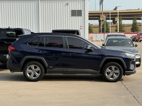 Used 2022 Toyota RAV4 XLE w/ Convenience Package AWD/4WD image 3
