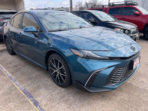 Used 2025 Toyota Camry SE image 3