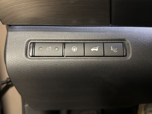 Used 2024 Nissan Pathfinder Platinum image 19