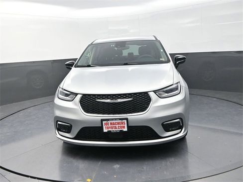 Used 2024 Chrysler Pacifica Touring-L image 2