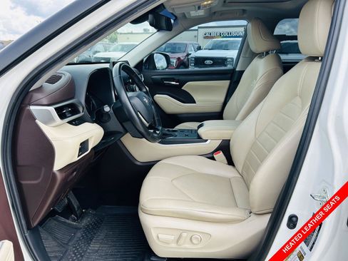 Used 2021 Toyota Highlander XLE FWD image 3