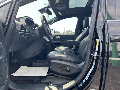 New 2025 Chrysler Pacifica Select w/ Uconnect Theater Family Group image 17