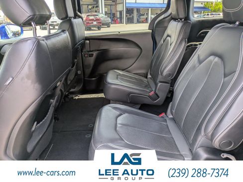 Used 2018 Chrysler Pacifica Touring-L w/ Premium Audio Group FWD image 12