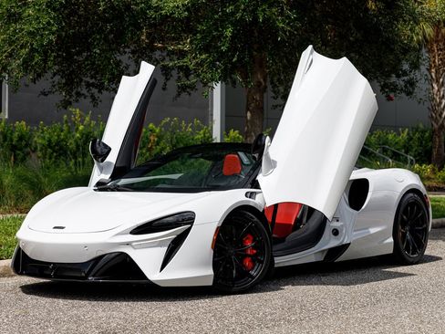 Used 2025 McLaren Artura Spider RWD image 32