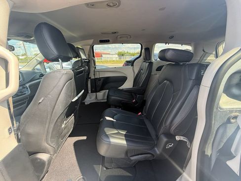 Used 2020 Chrysler Pacifica Touring-L Plus FWD image 18