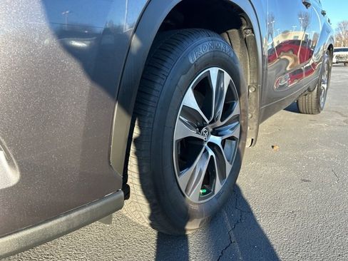 Used 2024 Toyota Highlander XLE image 12