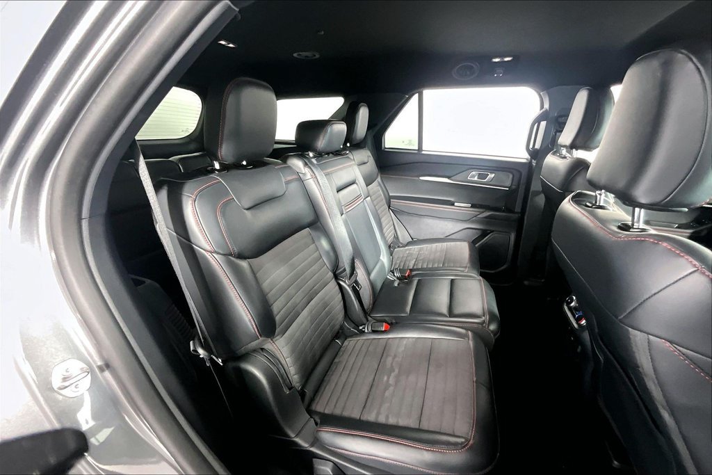 Used 2025 Ford Explorer ST-Line w/ ST-Line Street Pack AWD/4WD image 27