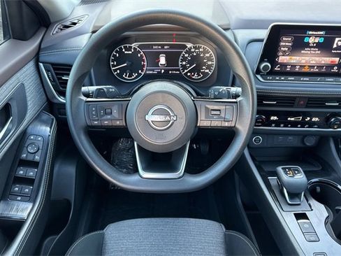 Used 2023 Nissan Rogue SV image 16