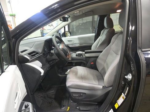 Used 2026 Toyota Sienna LE image 10