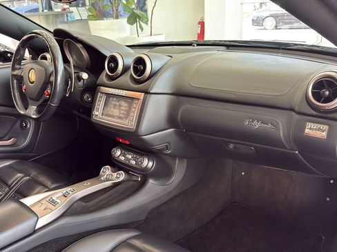 Used 2010 Ferrari California RWD image 17
