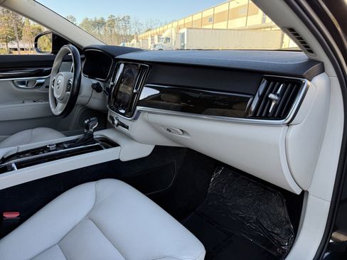 Used 2018 Volvo S90 T5 Momentum w/ Convenience Package image 23
