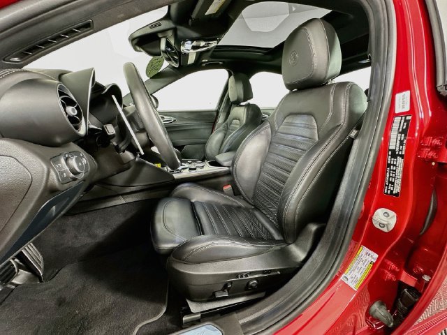 Used 2023 Alfa Romeo Giulia Veloce AWD/4WD image 4