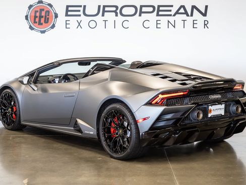 Used 2021 Lamborghini Huracan EVO RWD image 11